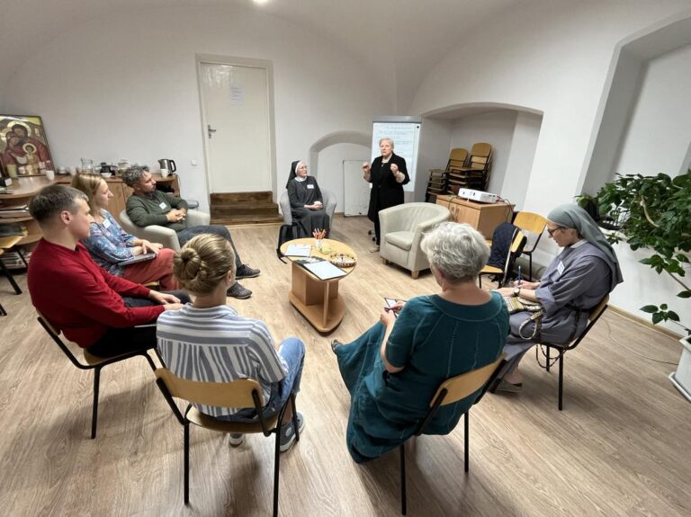 Kviečiame į „Būti tėvais” grupių vadovų mokymus